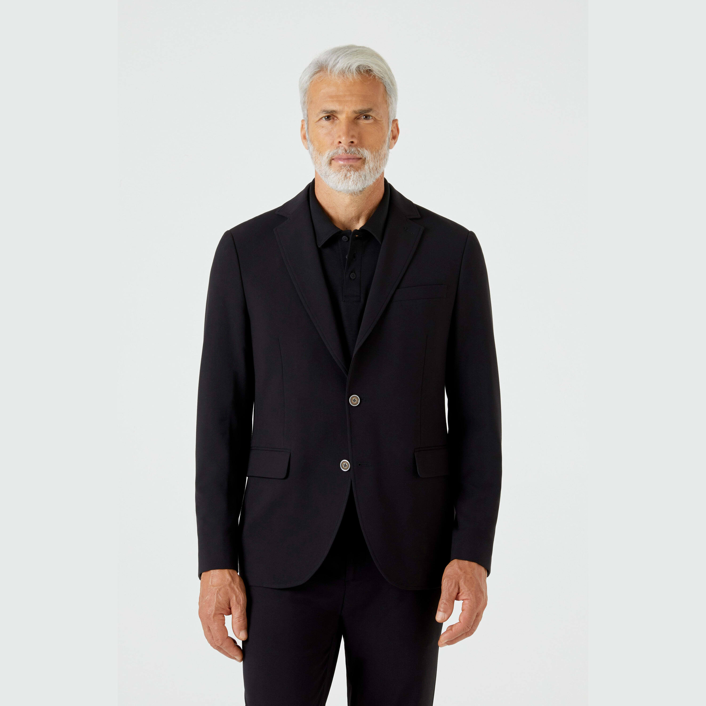 O blazer mais leve e confortável que você vai vestir. O Blazer Masculino Maleável possui meio forro interno e composição com viscose e elastano que confere um toque super macio e secagem rápida, unindo praticidade e aconchego para os seus dias. Uma peça versátil, perfeita para diversas ocasiões, podendo ser combinada com tênis, sapato, camiseta ou camisa social. Dica: para montar um conjunto, escolha uma Calça Maleável na mesma cor do seu blazer.