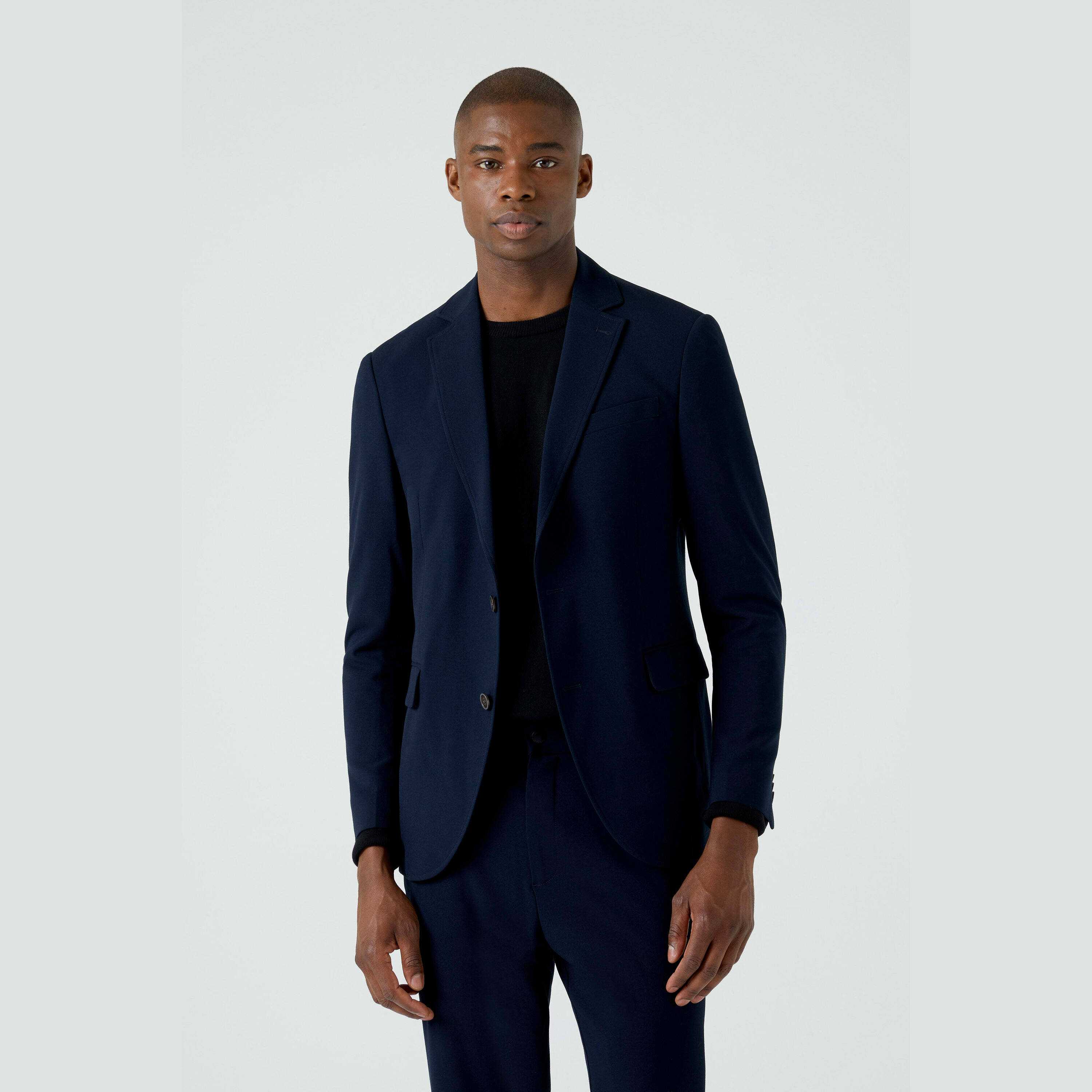 O blazer mais leve e confortável que você vai vestir. O Blazer Masculino Maleável possui meio forro interno e composição com viscose e elastano que confere um toque super macio e secagem rápida, unindo praticidade e aconchego para os seus dias. Uma peça versátil, perfeita para diversas ocasiões, podendo ser combinada com tênis, sapato, camiseta ou camisa social. Dica: para montar um conjunto, escolha uma Calça Maleável na mesma cor do seu blazer.