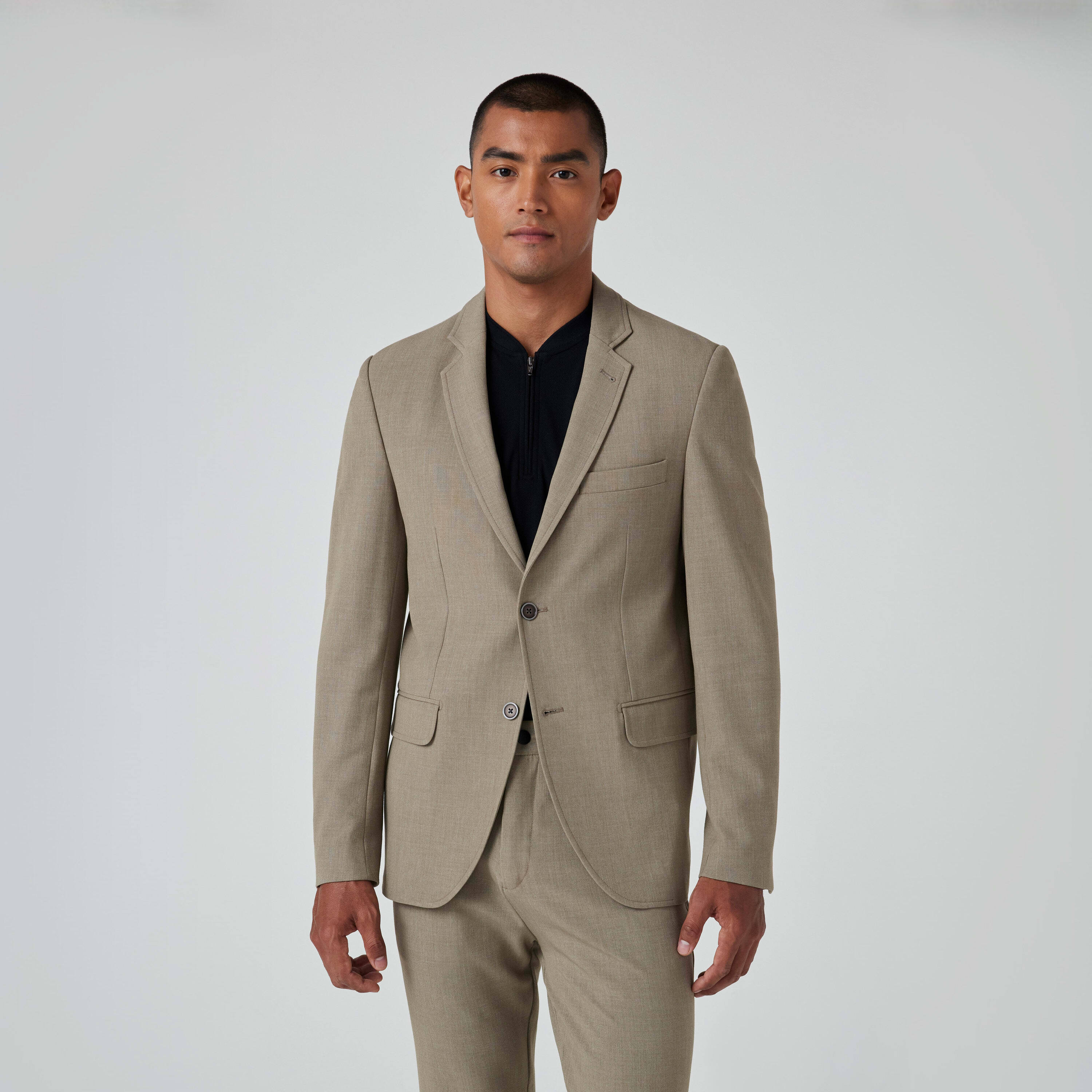 O blazer mais leve e confortável que você vai vestir. O Blazer Masculino Maleável possui meio forro interno e composição com viscose e elastano que confere um toque super macio e secagem rápida, unindo praticidade e aconchego para os seus dias. Uma peça versátil, perfeita para diversas ocasiões, podendo ser combinada com tênis, sapato, camiseta ou camisa social. Dica: para montar um conjunto, escolha uma Calça Maleável na mesma cor do seu blazer.