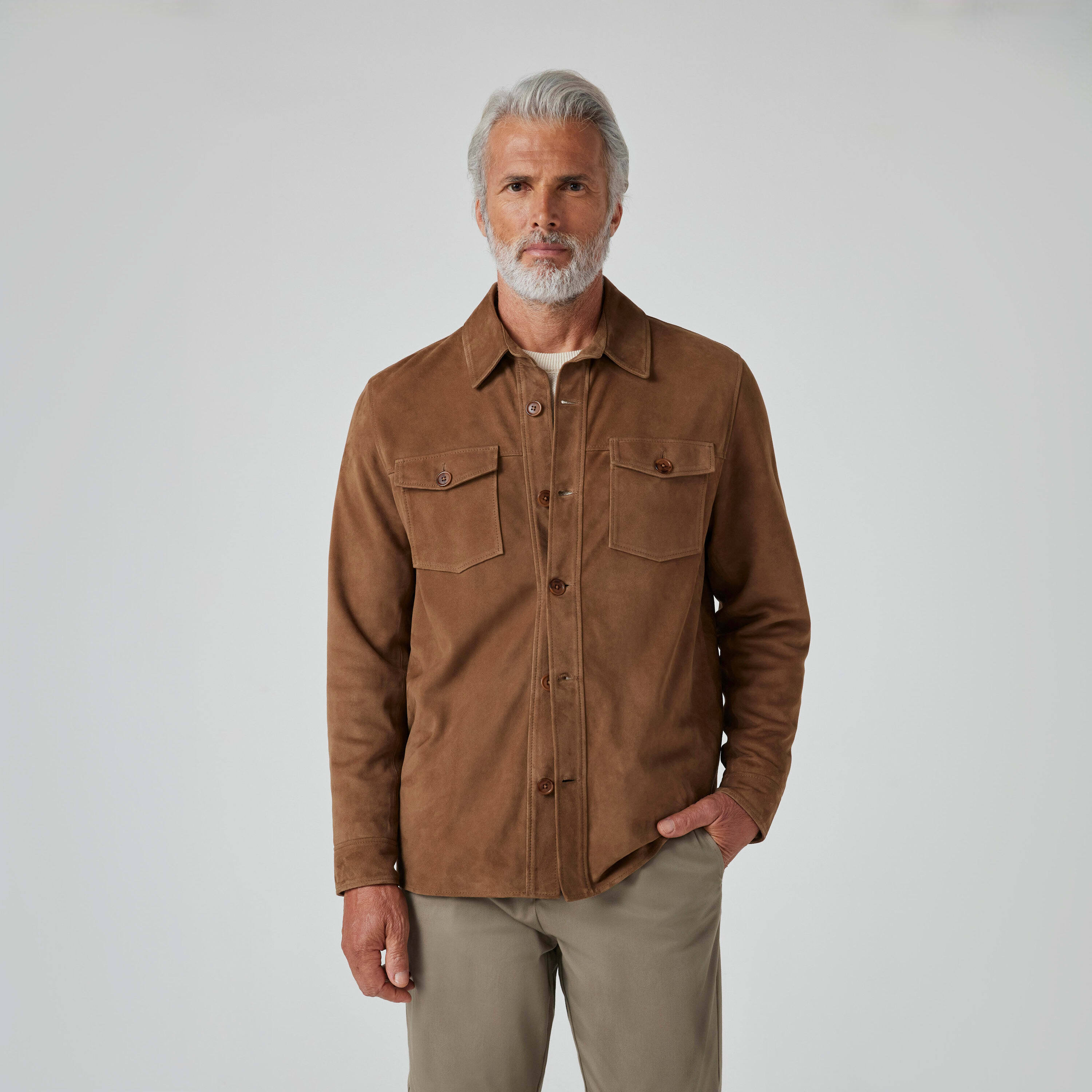 Nosso clássico modelo de overshirt com bolsos de tampo ganhou uma versão 100% couro. A Overshirt Masculina Chamois Arizona é feita com chamois de origem nobre, sendo a peça de sobreposição que você sempre procurou. Moderna, elegante e clássica, a overshirt de couro é sempre a opção ideal para deixar as suas combinações casuais mais refinadas.