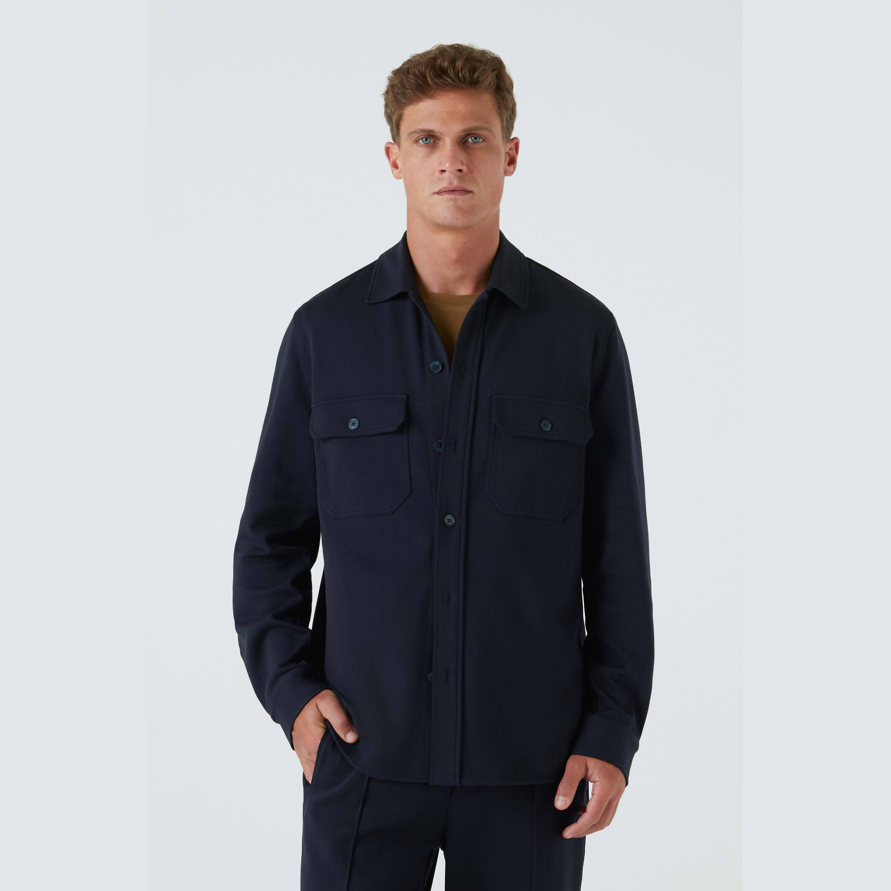 Para os fãs de versatilidade. A Overshirt Masculina Malha Bergamo possui design clássico com dois bolsos superiores que adicionam um toque de praticidade à peça. Por ser feita em malha, a Overshirt proporciona conforto e flexibilidade, sendo perfeita para o uso diário. Dica: você pode combiná-la com Camiseta Pima e Calça Jeans ou Chino para um visual descontraído, sendo uma boa opção de sobreposição leve para os dias mais frescos.