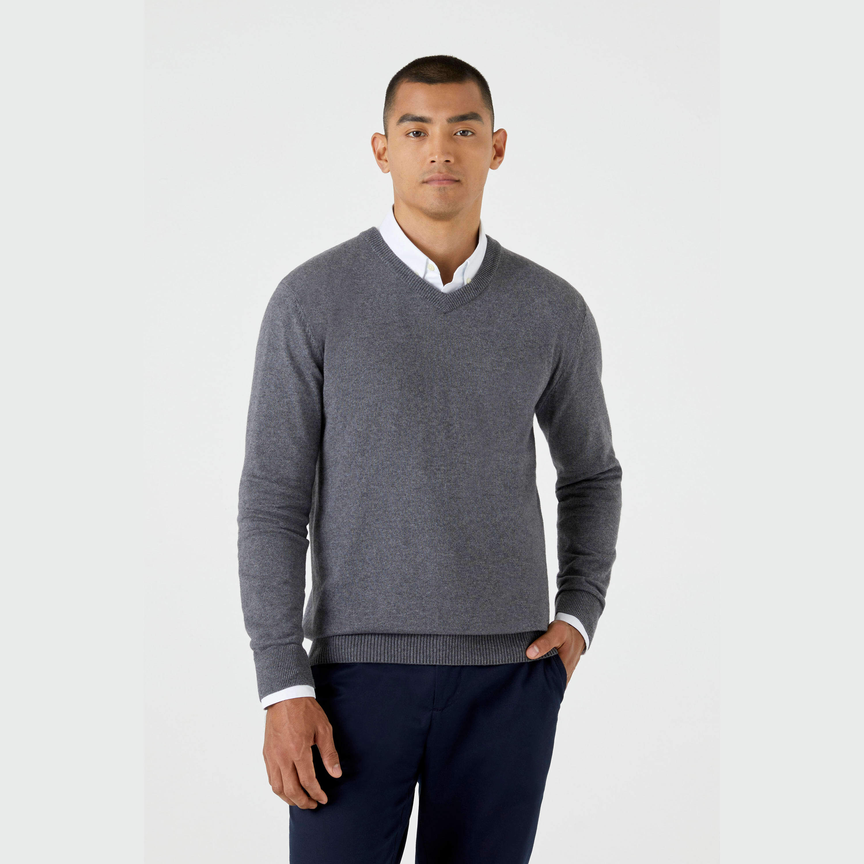 E se sua peça mais leve e macia fosse também a mais eficaz? Combinando algodão com o cashmere vindo direto do interior da Mongólia, onde conseguimos as mais leves e longas fibras, o Suéter Masculino Algodão Cashmere Gola V aquece de verdade no inverno ao mesmo tempo que combina perfeitamente com aquele frio mais leve típico de um fim de tarde. Seu modelo é atemporal e leve, ideal para completar o seu guarda-roupa.