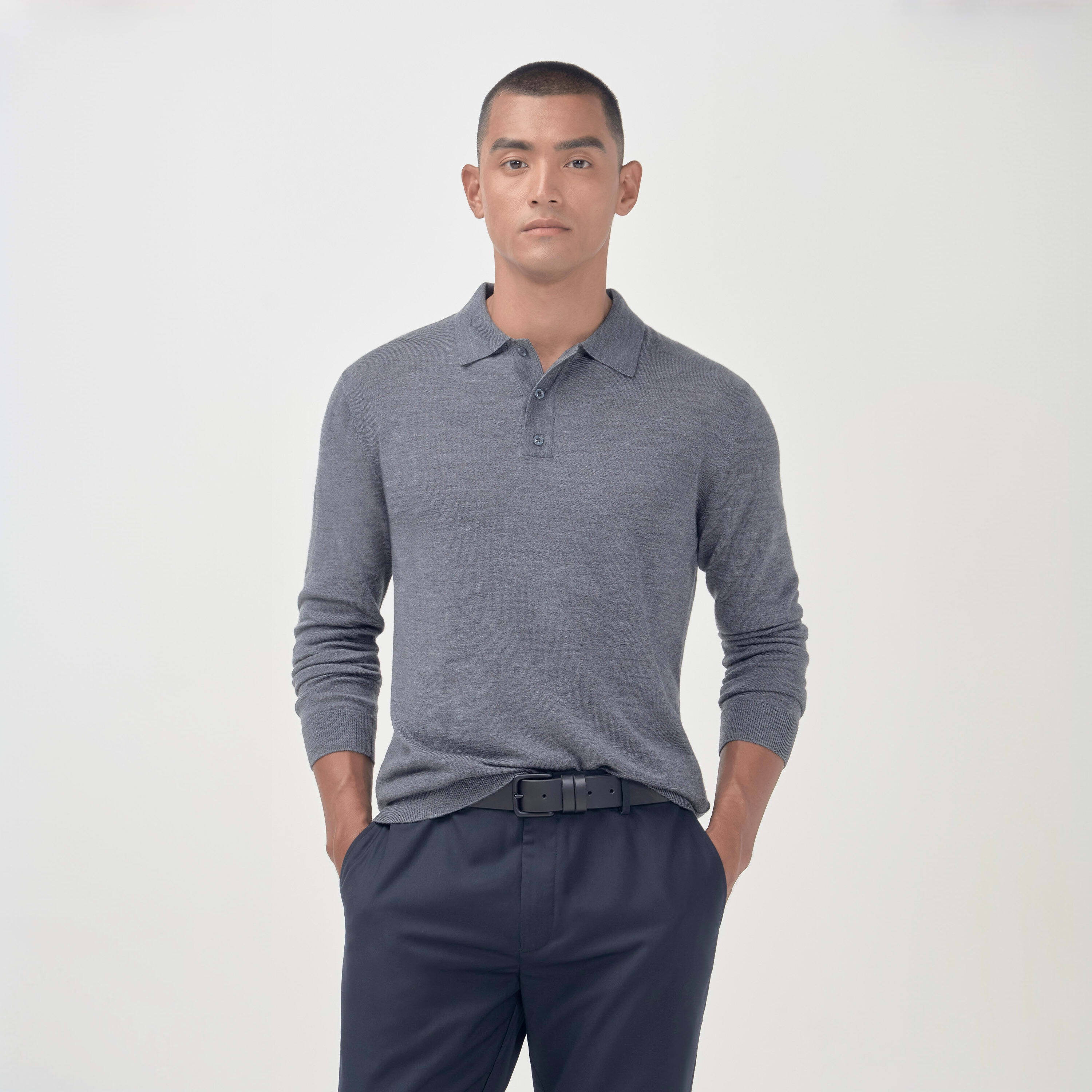 A Polo Masculina Merino Manga Longa possui abotoamento clássico e caimento leve, enquanto sua modelagem mais próxima ao corpo funciona como uma segunda pele bastante sofisticada. Sobre a matéria-prima: a lã merino é um fio nobre derivado de um tipo especial de pelo de ovelha. Com toque extremamente sedoso e brilho sutil, essa lã é capaz de agasalhar o corpo ao mesmo tempo que permite uma boa transpiração, combinando bem com diferentes tipos de clima e transitando entre o dia e a noite.