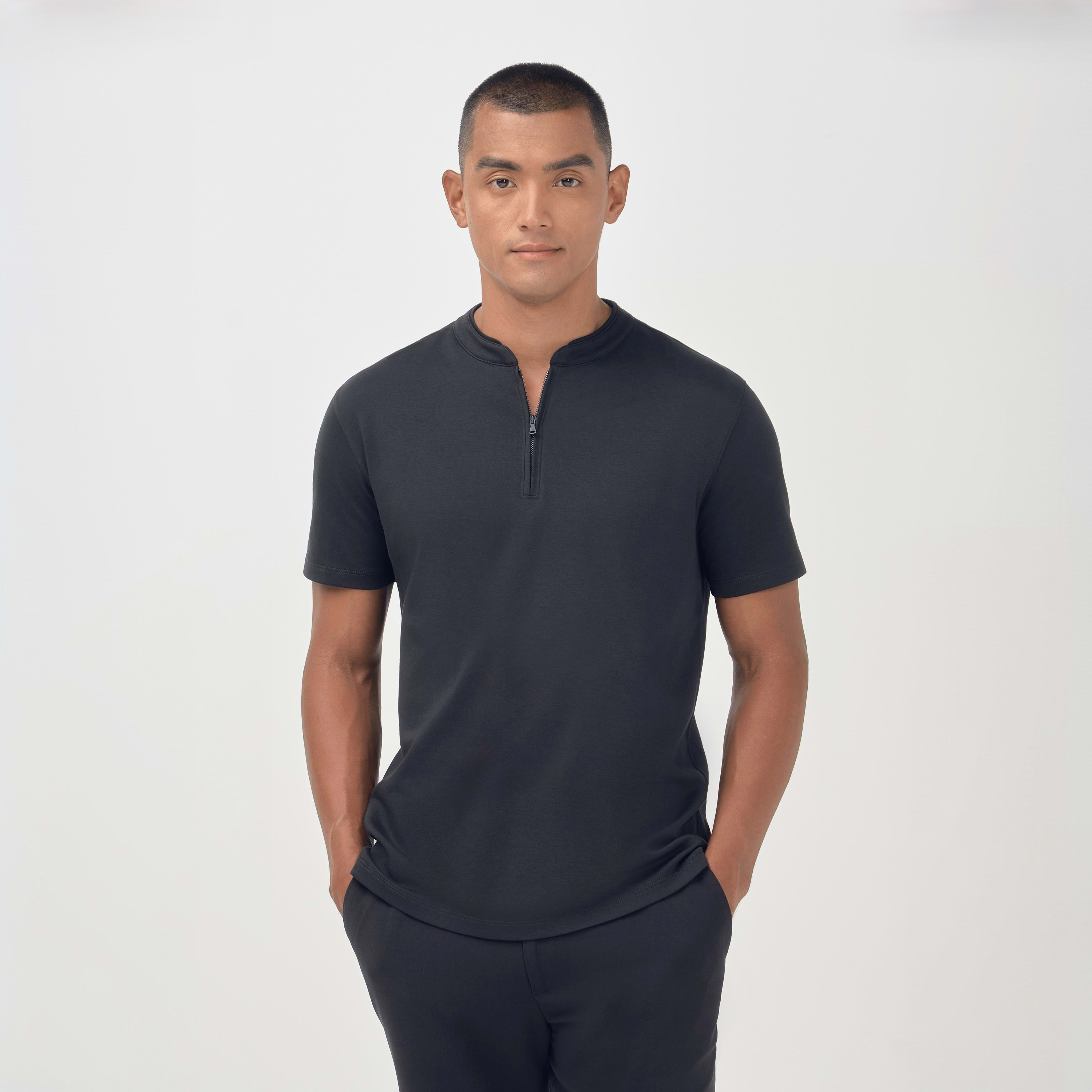 Moderna e atemporal: esta é a melhor descrição para a nossa Polo Masculina Zíper Pima Manga Curta. Feita 100% em algodão pima peruano com micro textura, a peça se diferencia das clássicas polos por conta de sua abertura em zíper de metal e gola padre canelada. De origem nobre, sua malha garante maciez e conforto durante o uso, alta durabilidade e qualidade, não desbotando e não formando as temidas bolinhas. Sua modelagem é atual, sendo ajustada ao corpo na medida certa. Uma ótima opção para sair do convencional.