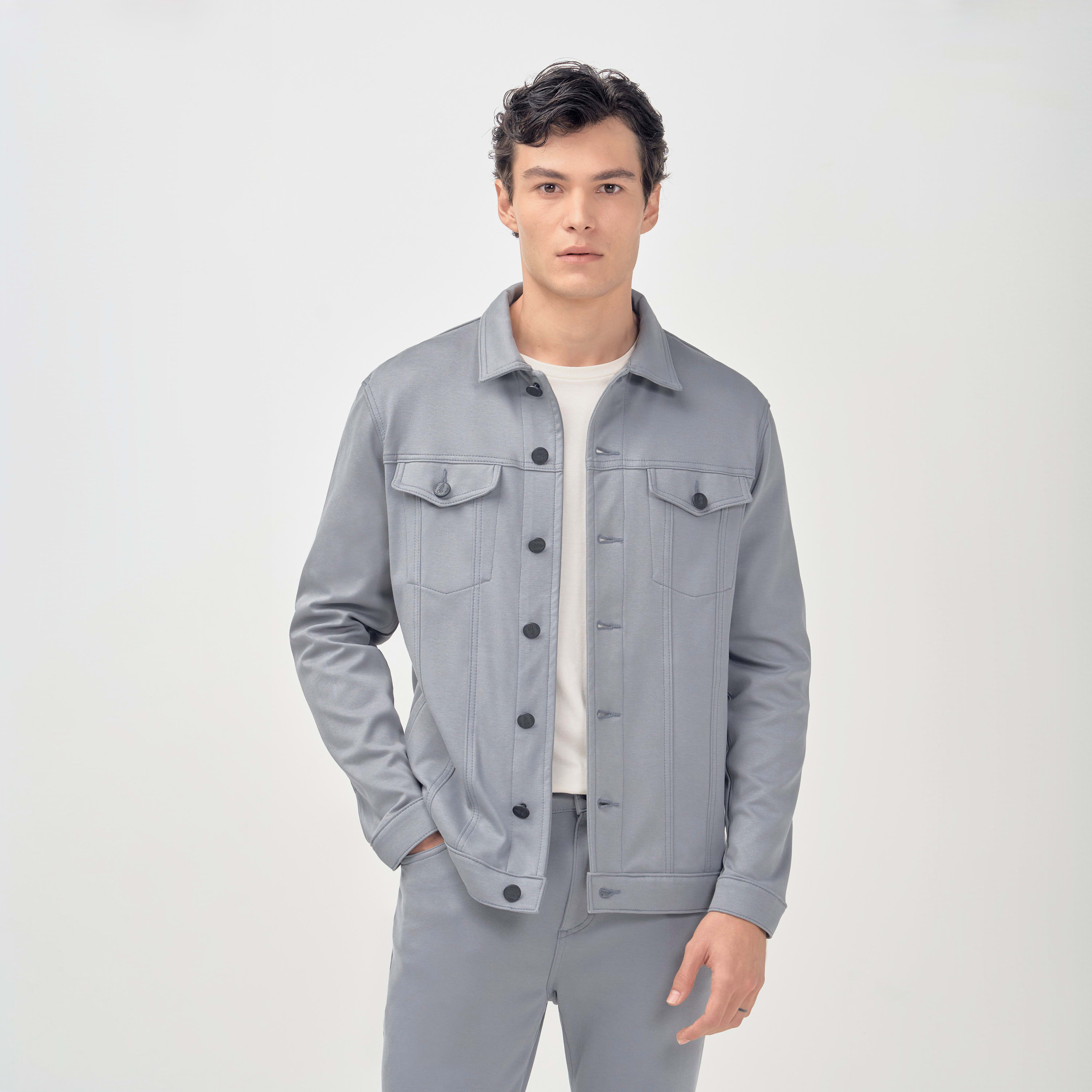 Parece jeans, mas é moletom. A Jaqueta Masculina 247 une o melhor dos dois mundo trazendo o visual de uma clássica modelagem trucker junto ao conforto e a maciez do moletom para você ter no guarda-roupa uma peça super maleável e que traz liberdade aos seus movimentos. E foco nos detalhes que completam o estilo e a funcionalidade da peça: dois bolsos frontais no peito, dois bolsos laterais e abotoamento frontal com botões de metal e nos punhos. Dica: a jaqueta é perfeita para acompanhar você em longas viagens de avião.