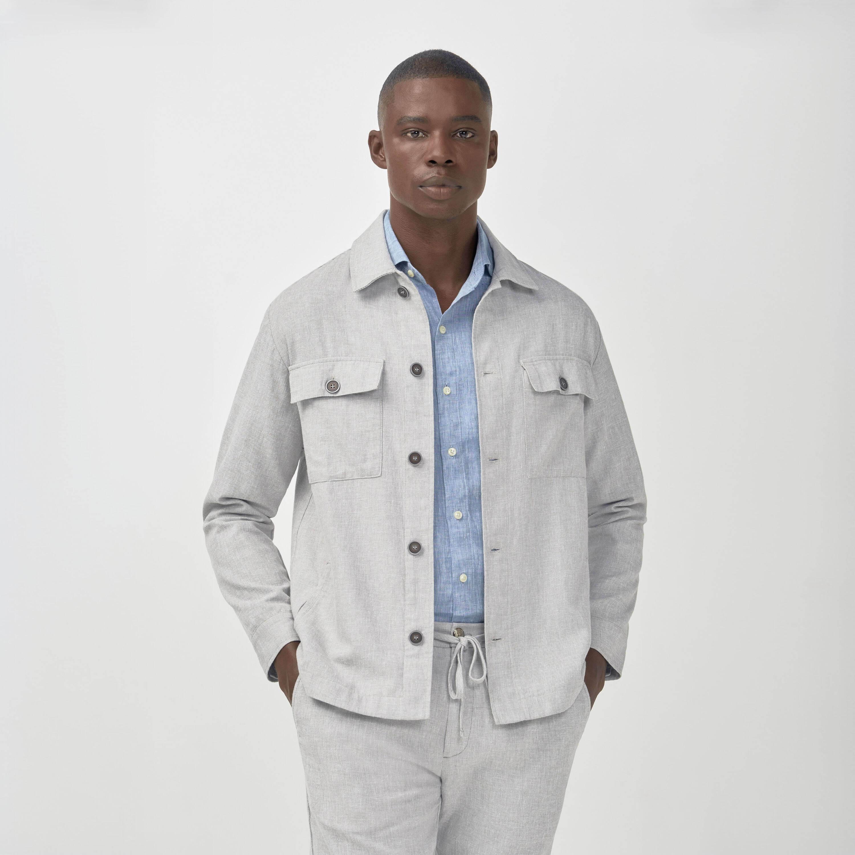 Nosso clássico modelo de overshirt com bolsos de tampo ganhou uma versão em linho com algodão. A Camisa Overshirt Masculina Linho Santorini é feita inteiramente de fibras naturais de origem nobre, sendo uma peça de sobreposição perfeita para os dias de verão, uma vez que ela permite que a pele respire naturalmente enquanto protege da diminuição de temperatura. Um visual leve, despojado e elegante espera por você.