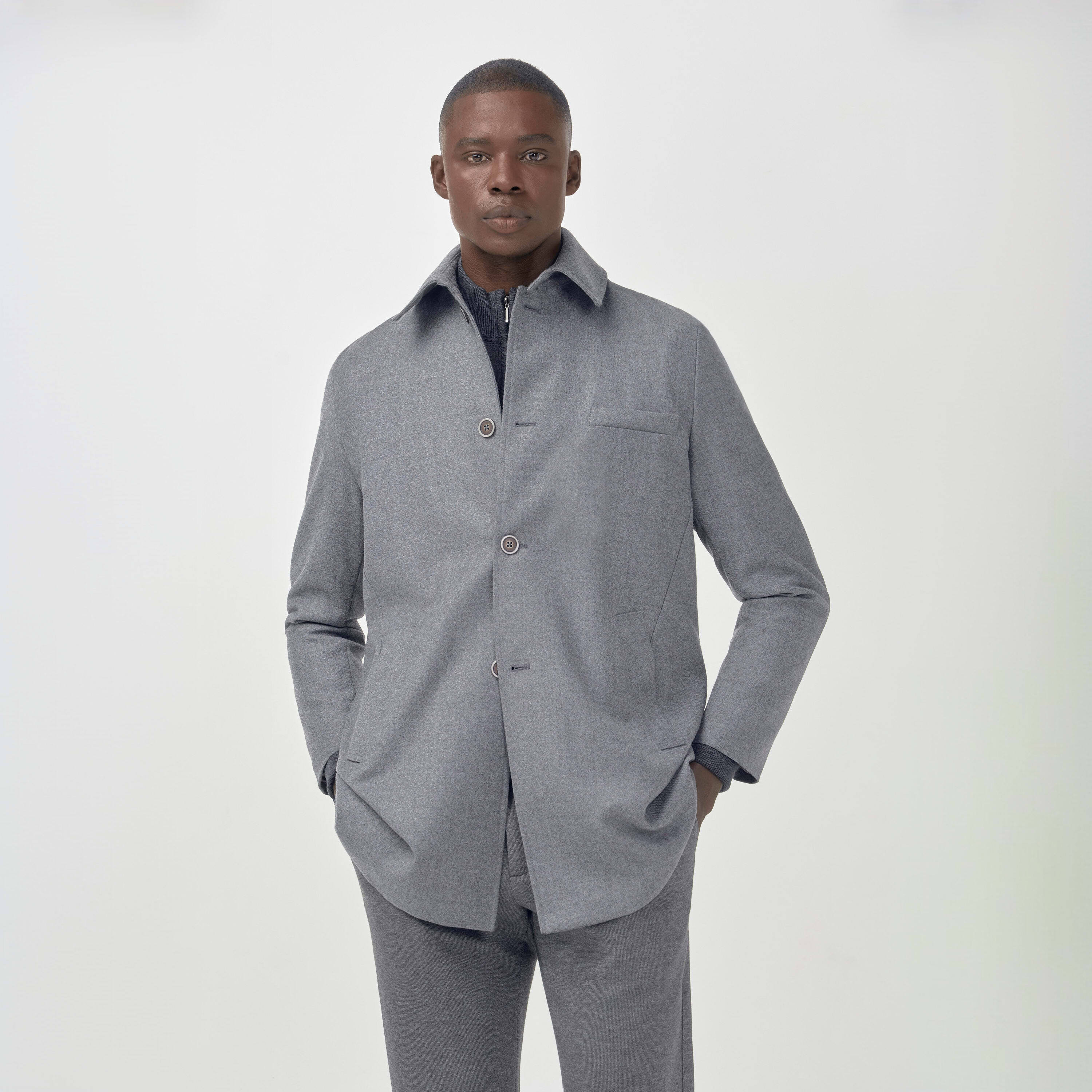 Feito 100% de lã, o Trench Coat Masculino é uma opção clássica e quente para os dias mais frios. A lã é conhecida por sua capacidade de isolar o calor, mantendo o corpo aquecido, mesmo em temperaturas mais baixas. É uma peça versátil que pode ser usada tanto em ocasiões formais quanto informais. A sobreposição perfeita, ideal para adicionar um toque de sofisticação ao visual.