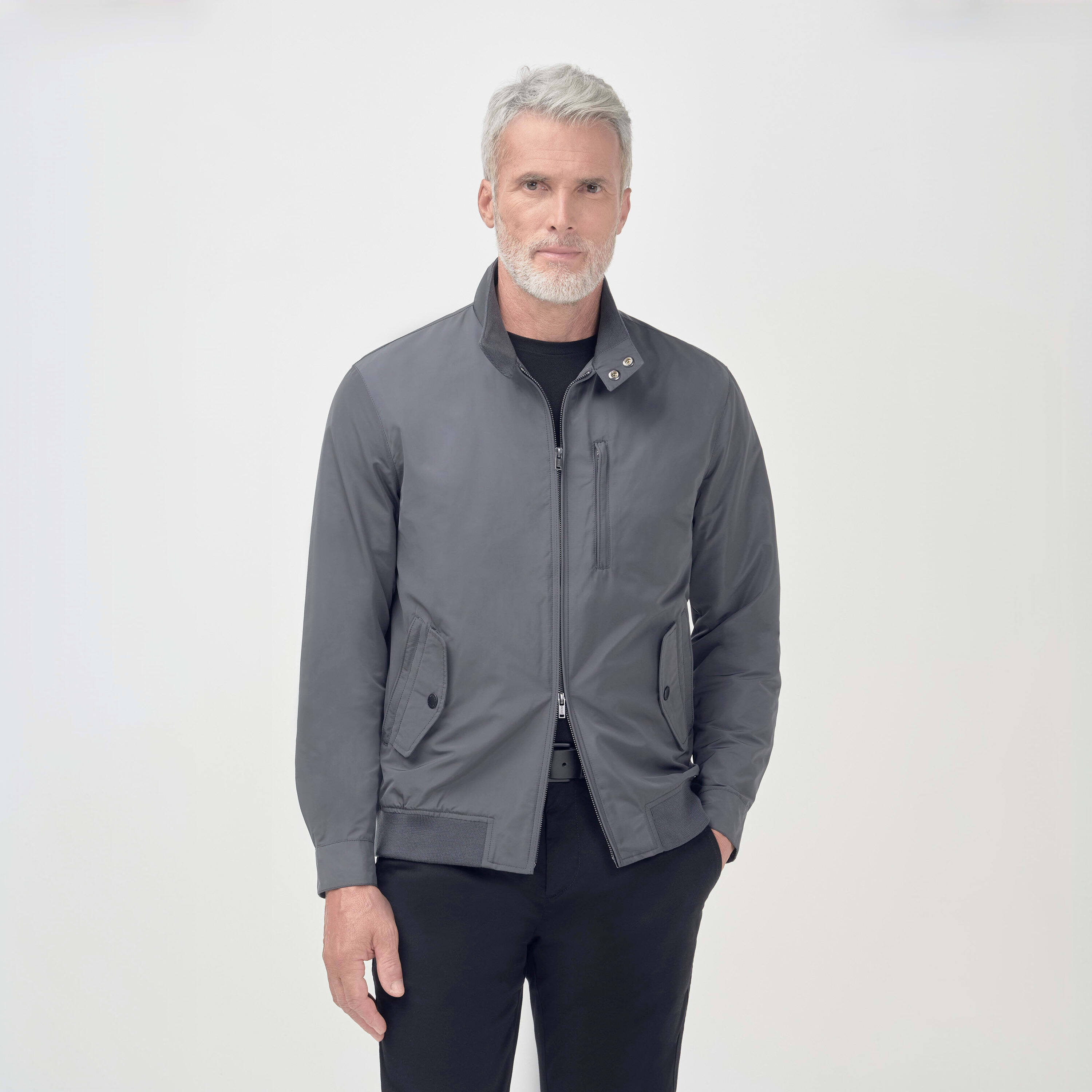 Básica e perfeita para qualquer ocasião, a Jaqueta Masculina William possui modelagem clássica bomber, barra em rib com poliamida para um ar esportivo, gola alta, bolsos funcionais e zíper frontal duplo para mais conforto ao sentar-se à mesa ou dirigir.  Um modelo básico e casual para você usar na sua agenda do dia a dia sem perder a sofisticação.