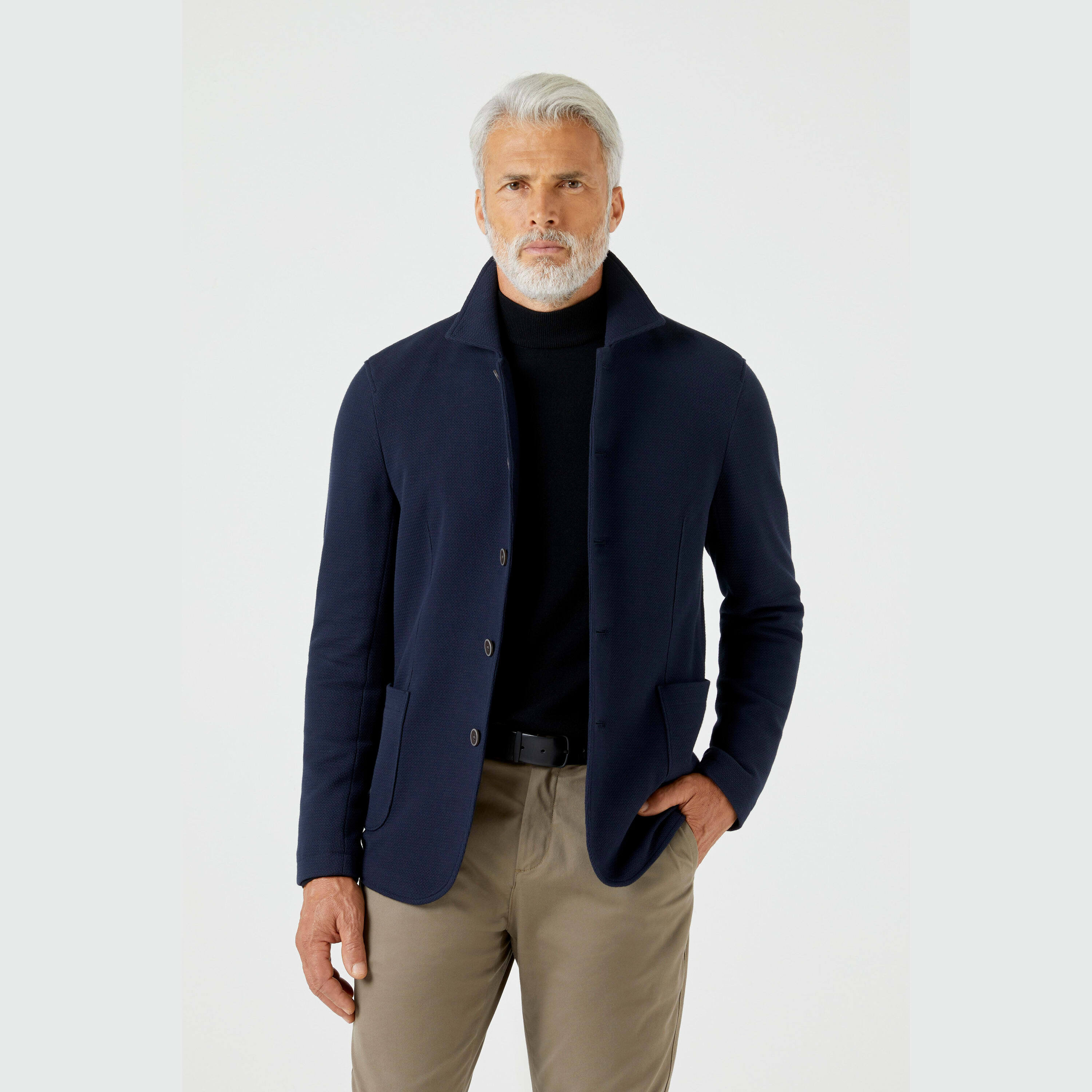 Elegância com um toque esportivo. O Blazer Masculino Malha Logan possui uma textura especial diferenciada e surpreende ao unir o refinado corte italiano ao conforto da malha para trazer mais mobilidade durante o uso. Além disso, o blazer possui bolsos frontais chapados para carregar pertences, abotoamento frontal com um ar mais despojado formado por 4 botões e meio-forro interno que não restringe os movimentos.