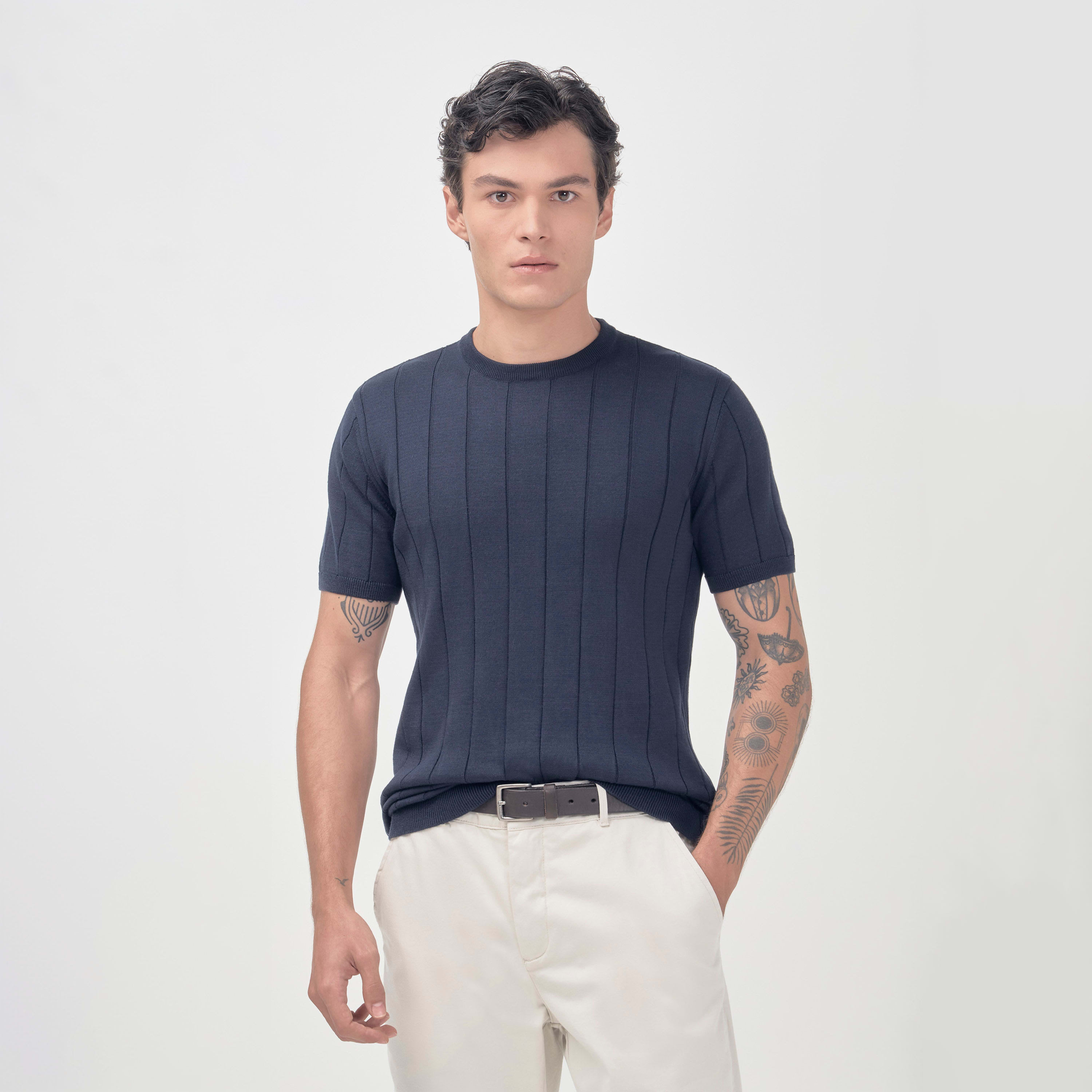 Uma opção versátil repleta de estilo e elegância. A Camiseta Masculina Tricot Canelada é confeccionada com uma mistura de algodão, garantindo um caimento leve e fresco. O tricot apresenta uma textura canelada mais ampla, que adiciona um sutil desenho de listras à peça. Ideal para dias quentes, proporciona conforto excepcional em temperaturas mais elevadas, além do tricot acrescentar um toque de sofisticação ao visual casual.