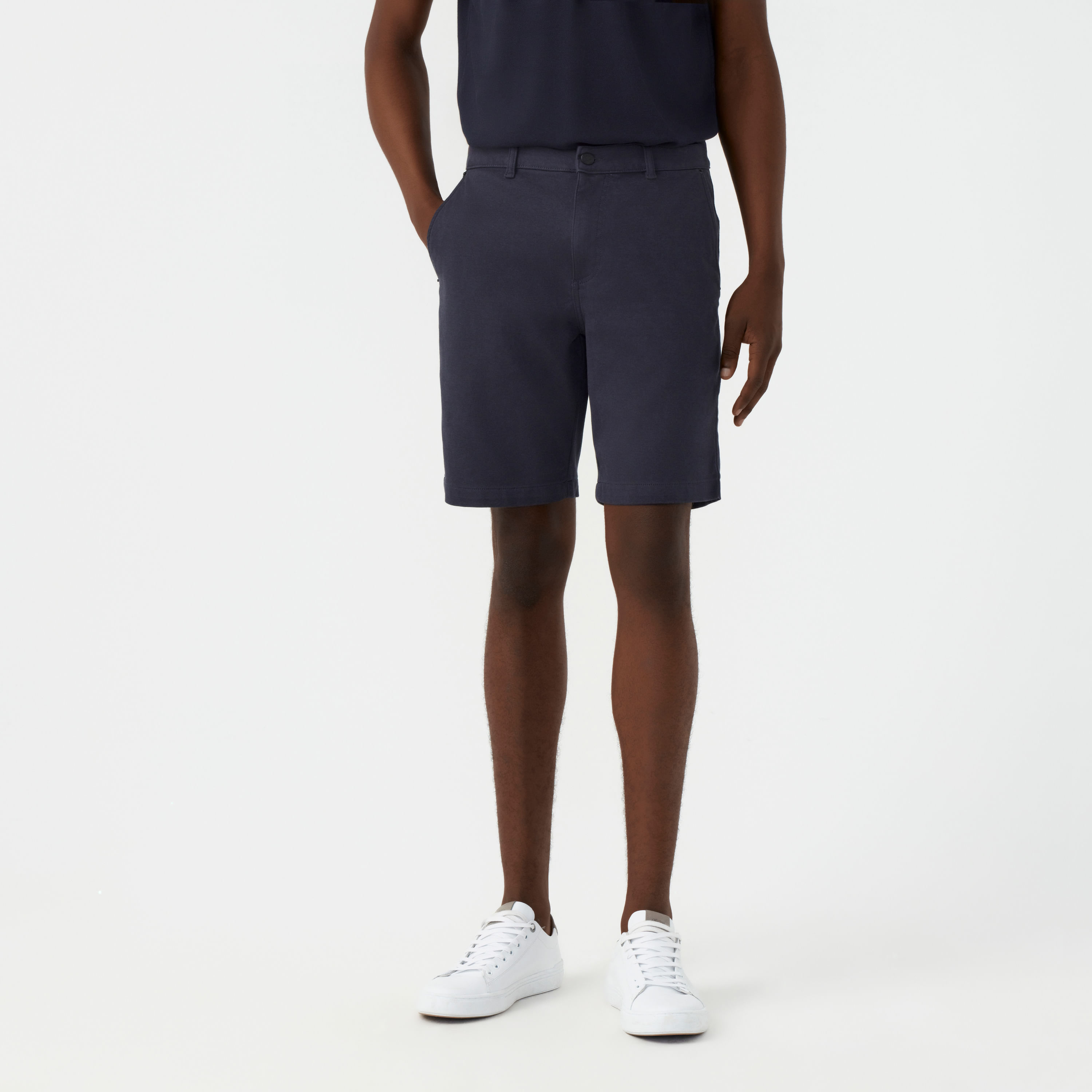 Parte da Linha 247, a Bermuda Masculina 247 é uma peça clássica e versátil para você manter o conforto nos dias mais quentes e em situações casuais. Seu tecido é maleável para você se movimentar de forma mais cômoda e conta com um novo processo de tratamento para garantir maciez e a durabilidade da cor, minimizando os efeitos da lavanderia. O conforto também se dá pela presença do cadarço interno que permite um melhor ajuste ao corpo.