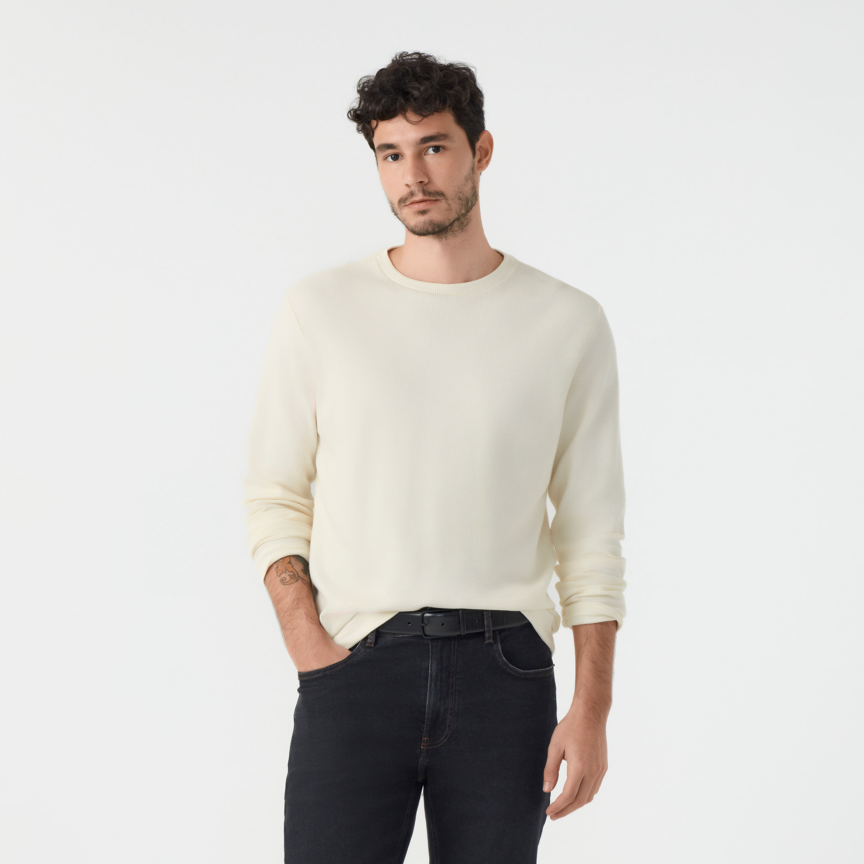 Básica sim, elegante também. Confeccionada em malha texturizada 100% algodão, a Camiseta Masculina Manga Longa Waffle se destaca pela sua textura quadriculada, que adiciona um toque de originalidade ao básico. A suavidade do tecido garante conforto ao longo do dia, enquanto a modelagem clássica faz dessa peça uma escolha versátil para compor seu visual casual.