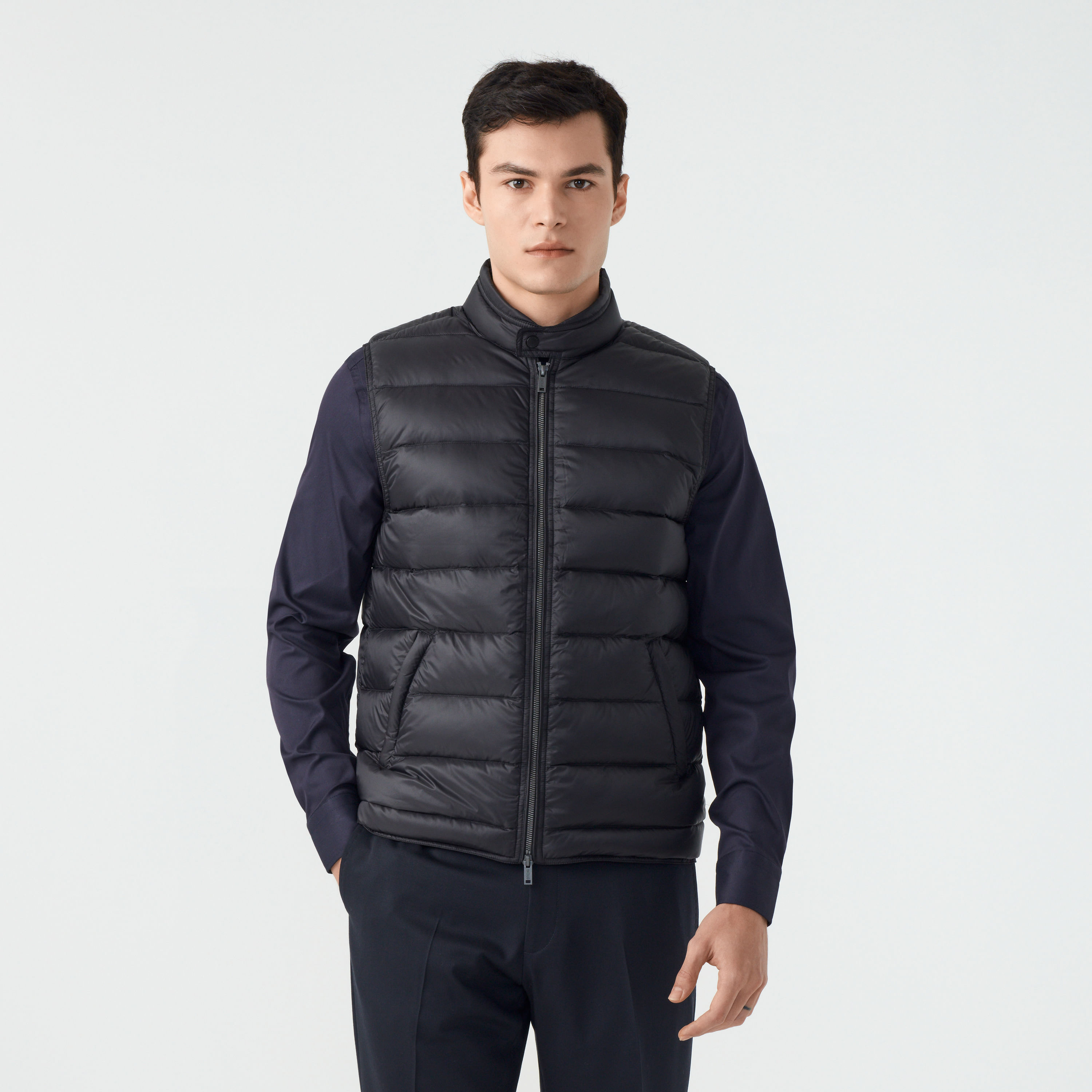 Extremamente leve, o Colete Masculino Pluma se destaca pelo preenchimento em pluma, que proporciona um isolamento térmico excepcional, mantendo sua temperatura corporal mesmo nos dias mais frios. Projetado para oferecer proteção eficaz contra ventos fortes, o colete combina simplicidade e elegância em um único design. Versátil, ele se adapta perfeitamente a diferentes ocasiões, desde produções clássicas até visuais esportivos, garantindo que você esteja sempre bem-vestido em qualquer situação.