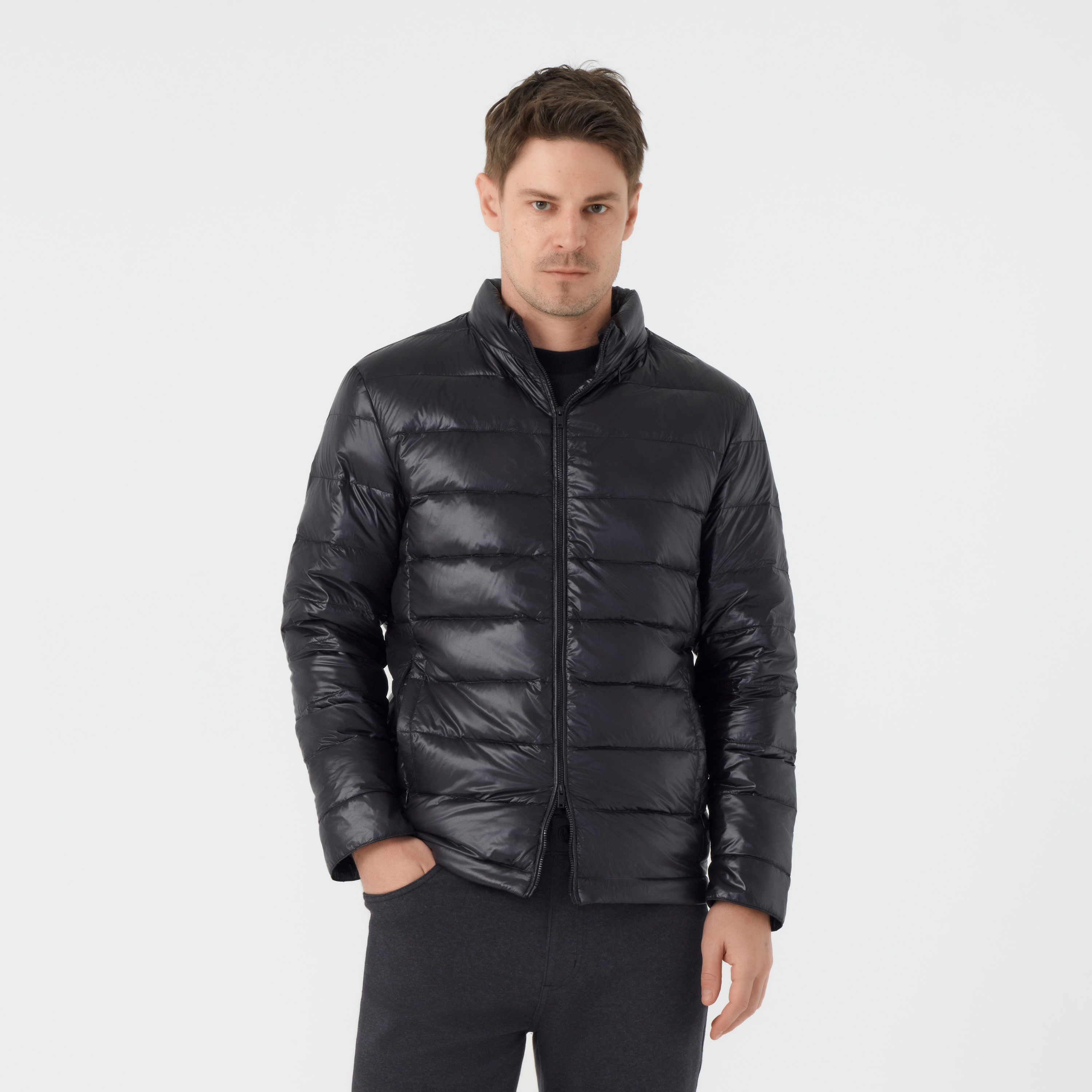 Ideal para diversas ocasiões, a Jaqueta Masculina Pluma é a escolha perfeita para quem busca aquecimento e proteção contra o frio sem abrir mão de um visual moderno e elegante. Confeccionada com plumas leves e macias de alta qualidade, ela oferece excelente isolamento térmico, mantendo você aquecido mesmo em dias mais frios. O capuz removível adiciona uma camada extra de praticidade, permitindo que você adapte a jaqueta conforme sua necessidade. A peça também conta com fechamento com zíper duplo e bolsos inferiores garantindo conforto e funcionalidade.
