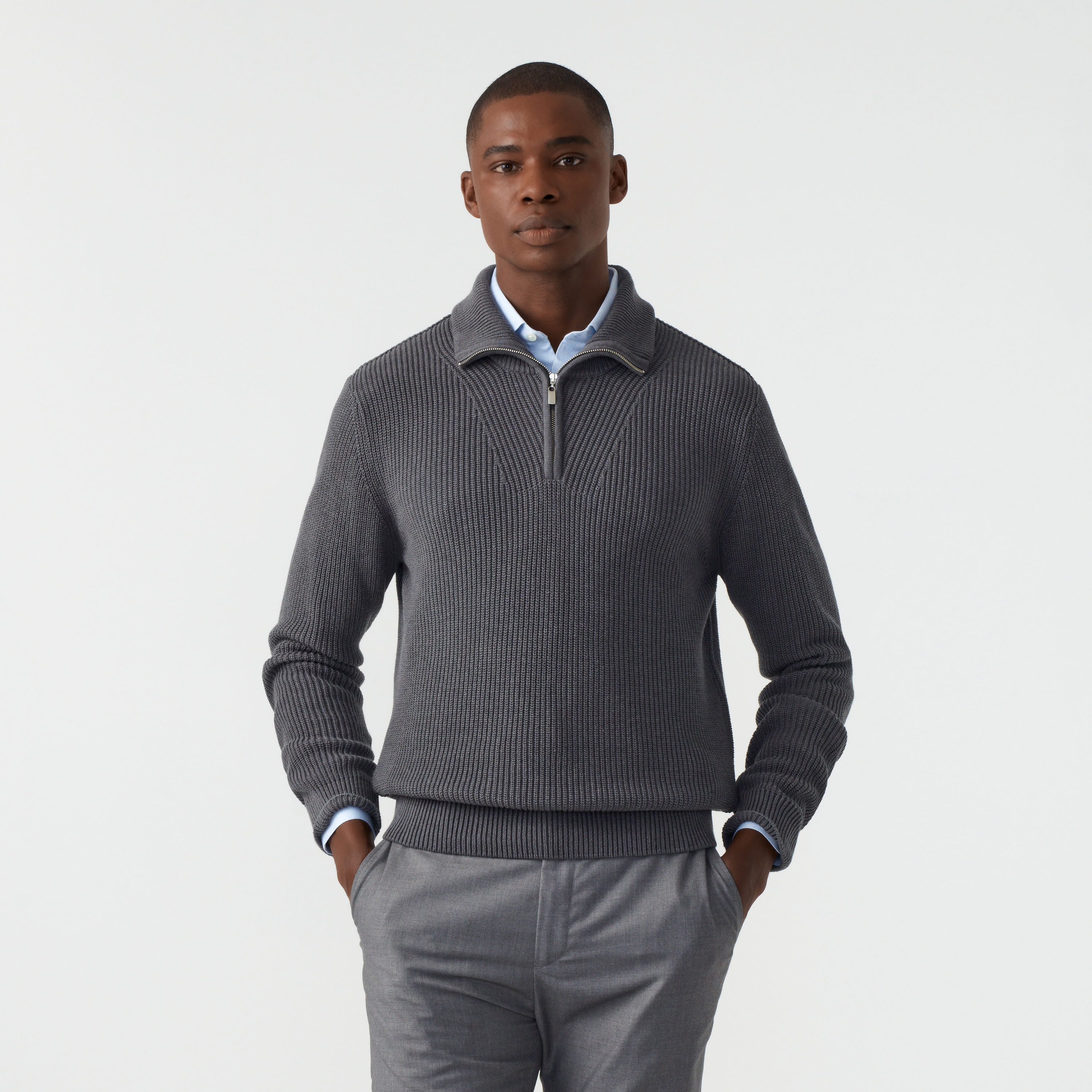 Básico e elegante em cada ponto. Confeccionado em tricot com fio misto de algodão, o Suéter Masculino Zíper Mariner possui gola alta com zíper frontal para você definir o visual e o nível de aquecimento da região, ideal para uma proteção extra e conforto. Além disso, sua trama em diferentes direções formam um bonito design, dando um discreto toque de estilo para a peça. Ideal para os dias mais frios e com caimento ajustado, o modelo oferece elegância e modernidade.