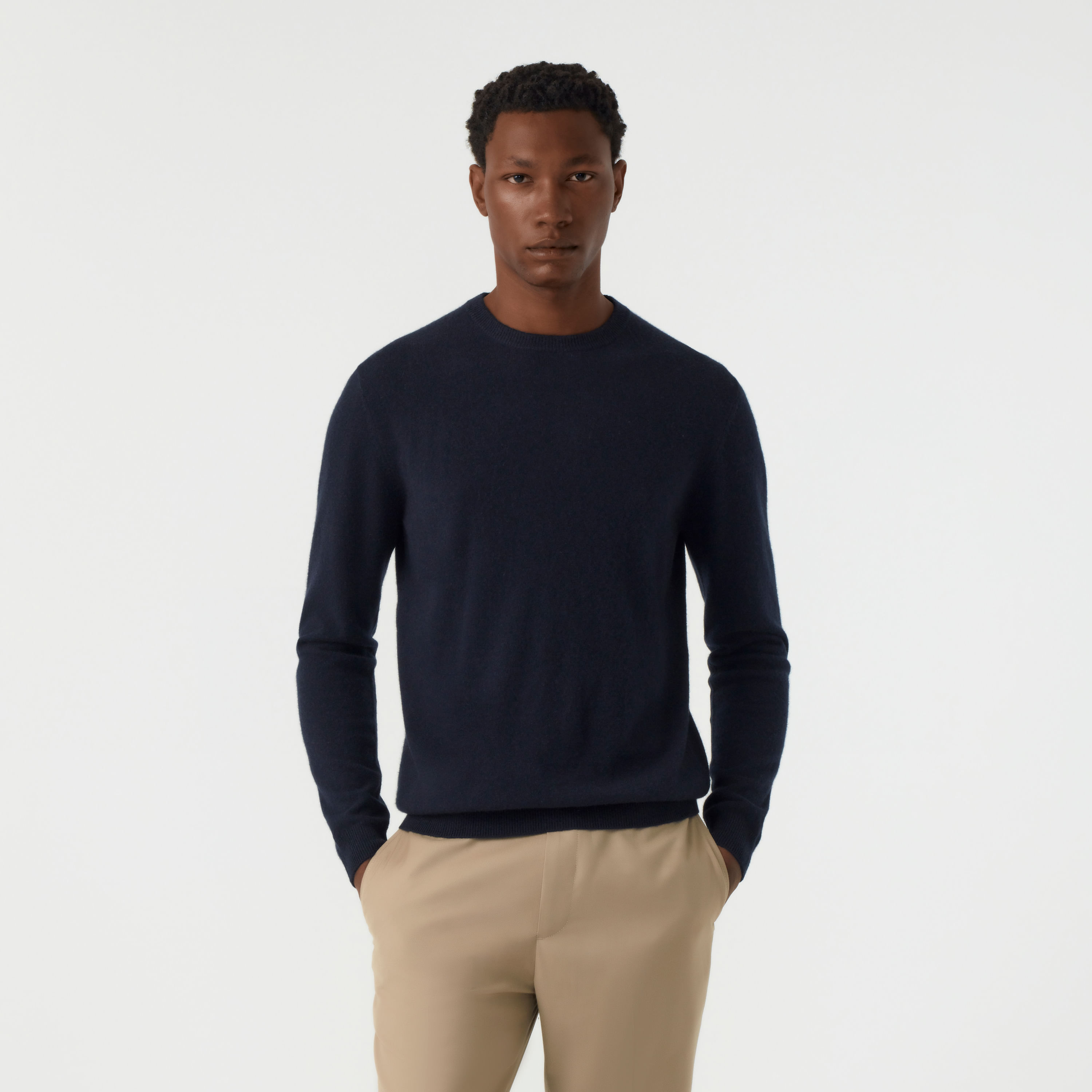 Preparado para sentir o toque mais macio que um suéter pode ter? O Suéter Masculino Puro Cashmere é feito com os melhores fios do mundo, vindos da Mongólia Interior, onde se encontram fibras excepcionalmente longas, macias e eficazes. O resultado é uma peça que, mesmo sendo leve, é um excelente isolante térmico. E bônus: o modelo dura a vida toda por conta de sua alta qualidade e é extremamente versátil, combinando com momentos casuais e formais.