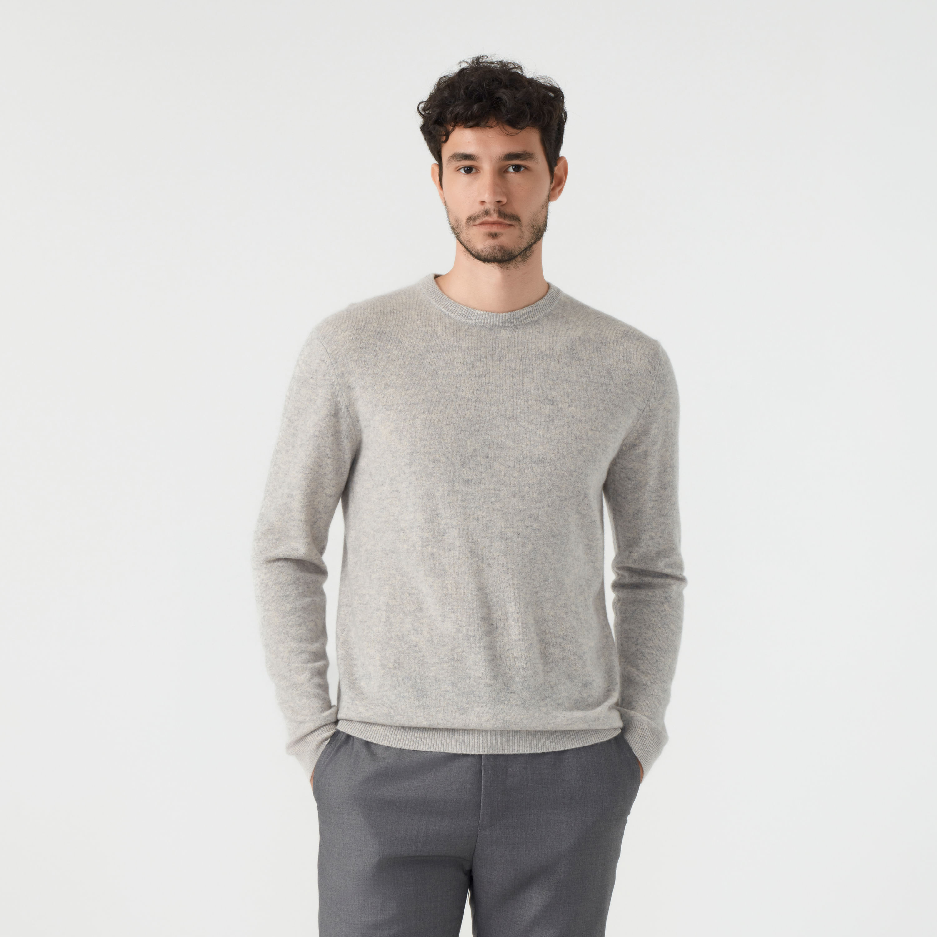 Preparado para sentir o toque mais macio que um suéter pode ter? O Suéter Masculino Puro Cashmere é feito com os melhores fios do mundo, vindos da Mongólia Interior, onde se encontram fibras excepcionalmente longas, macias e eficazes. O resultado é uma peça que, mesmo sendo leve, é um excelente isolante térmico. E bônus: o modelo dura a vida toda por conta de sua alta qualidade e é extremamente versátil, combinando com momentos casuais e formais.