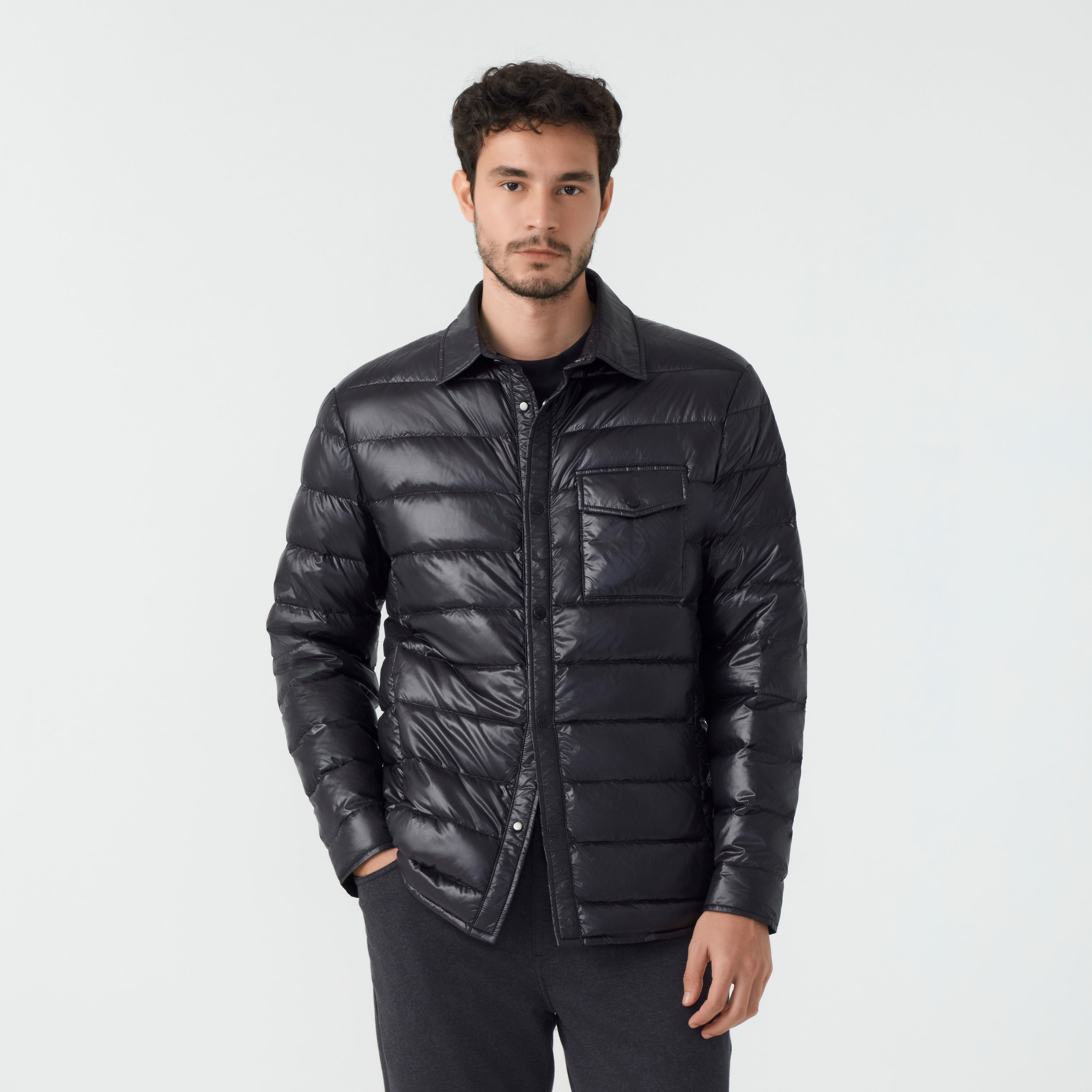 Versátil e uma ótima opção de sobreposição para diferentes ocasiões. A Overshirt Masculina Pluma é perfeita para quem busca uma camada adicional de aquecimento e proteção contra o frio, sem comprometer o visual moderno e elegante. O modelo é acolchoado com plumas leves e macias de alta qualidade, proporcionando um ótimo isolamento térmico para manter você aquecido mesmo em temperaturas mais baixas. A peça também conta com fechamento em botões de pressão e bolsos inferiores para as mãos.