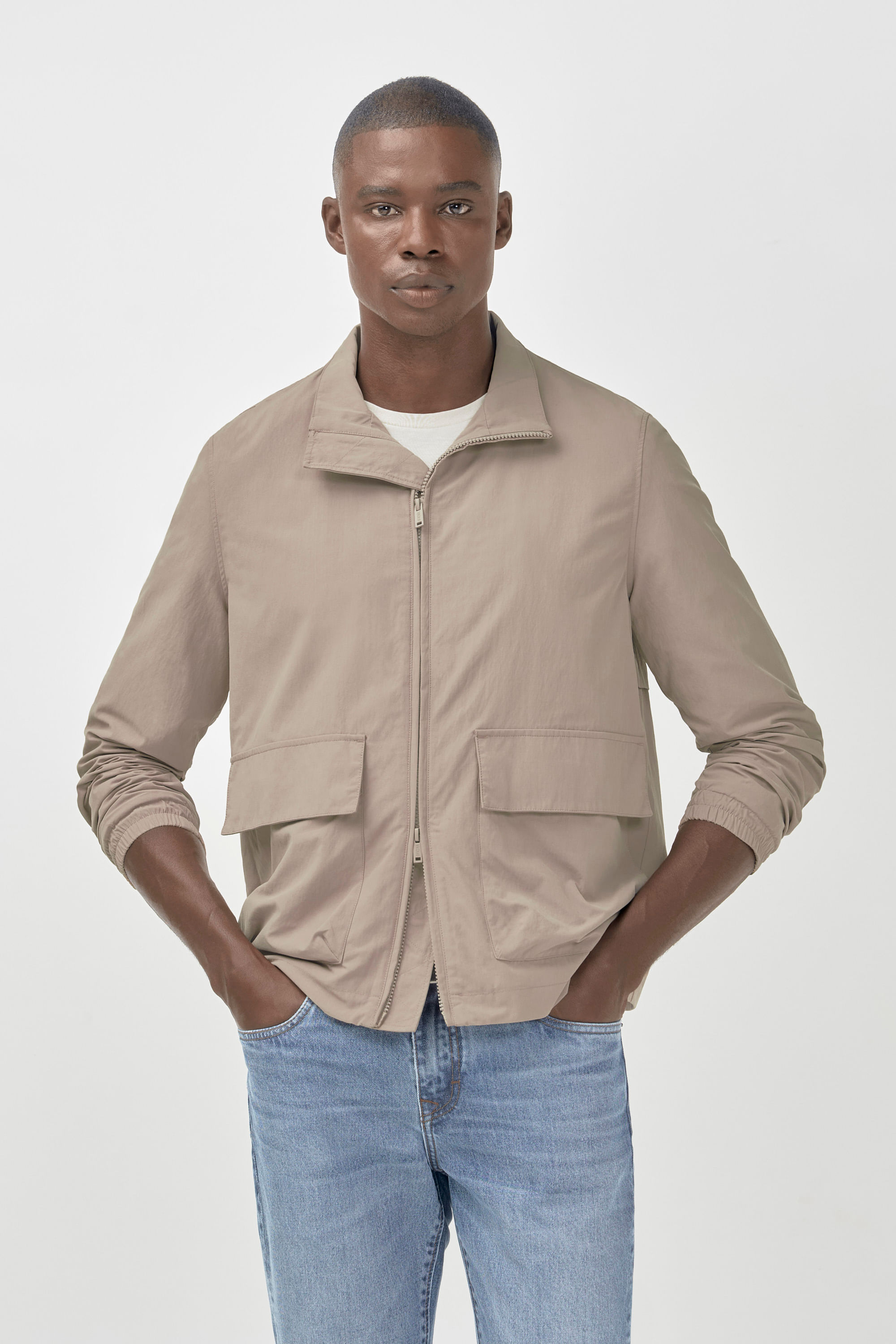 A Jaqueta Masculina Orla é uma peça versátil que combina estilo e funcionalidade com zíper e abotoamento invisível de pressão, punhos elásticos, bolsos externos espaçosos com aba e uma elegante gola alta. É confeccionada em um blend de algodão, proporcionando conforto e versatilidade, adaptando-se a diversas temperaturas. A Jaqueta Orla é a escolha perfeita para um estilo casual e contemporâneo em qualquer situação. Dica de estilo: combine com nosso Short Summer para um visual completo e descontraído.
