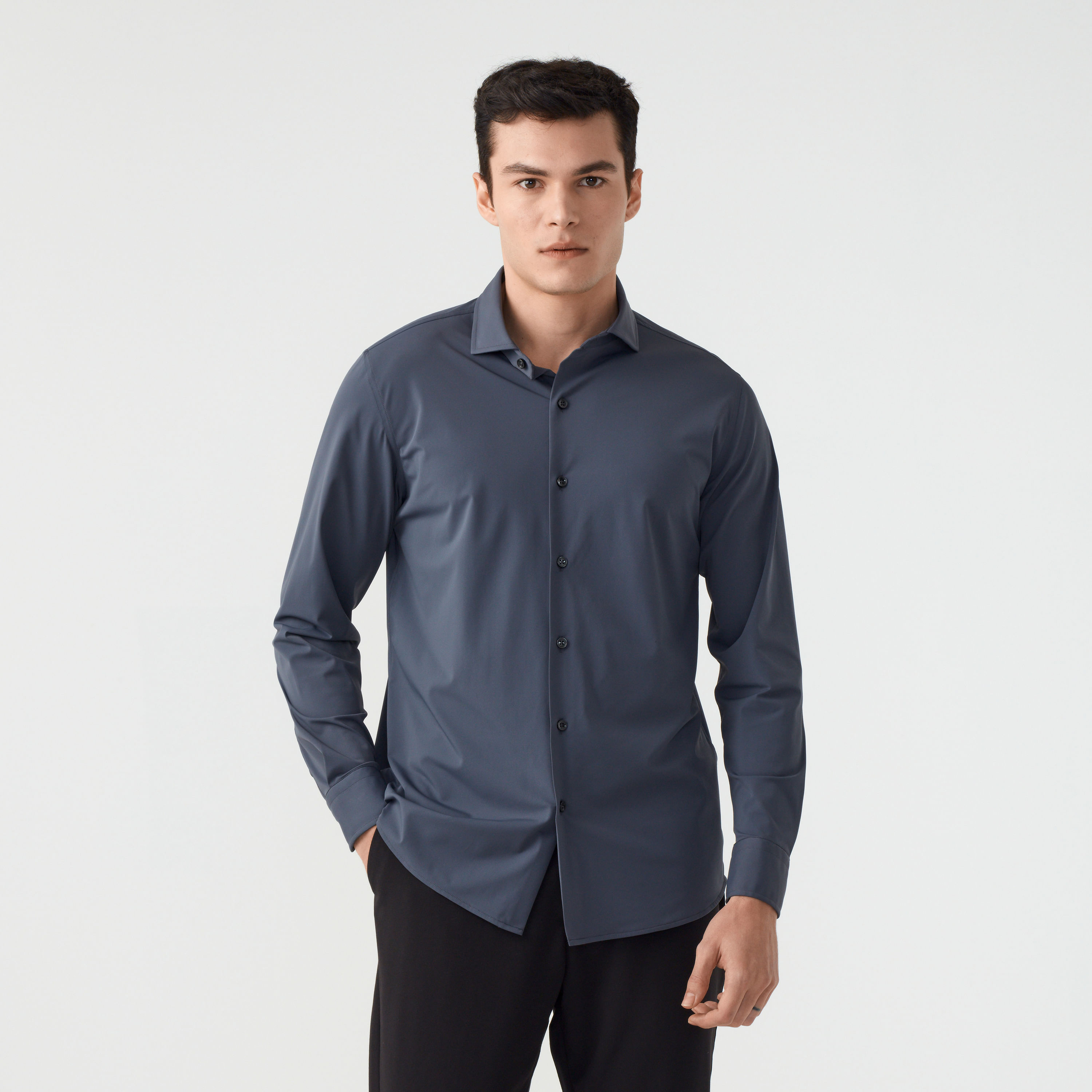 Uma nova proposta para um conforto incomparável no seu dia a dia. A Camisa Masculina Move Italiana Manga Longa é versátil, durável e possui modelagem clássica Oficina confeccionada em um misto de poliamida e elastano, sendo também altamente respirável para enfrentar altas temperaturas. Além disso, conta com duas tecnologias muito importantes: a wrinkle free, que livra a camisa de amassados, e o stretch 3D, que garante elasticidade tridimensional para um excelente ajuste ao corpo sem comprometer os movimentos. Tudo o que você queria em uma camisa, agora você tem.