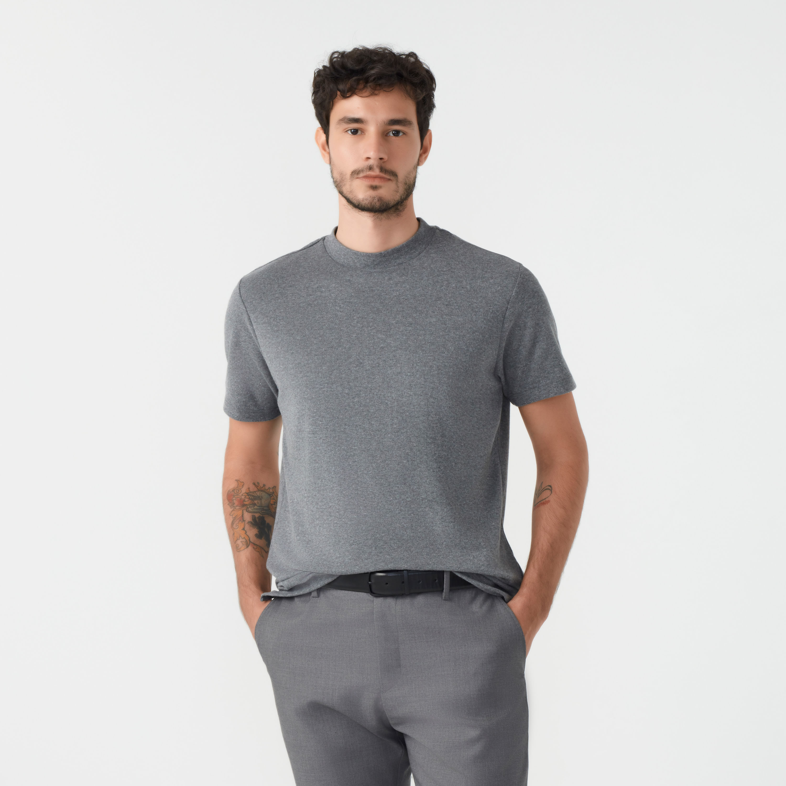 Diferenciada, mas de forma discreta. Produzida no Brasil com um misto de algodão, a Camiseta Masculina Gola Alta Suedine apresenta toque macio e caimento leve, proporcionando conforto e estilo em uma única peça. Com modelagem clássica Oficina, a camiseta não pode faltar no armário masculino para uma rotina mais elegante de forma prática.
