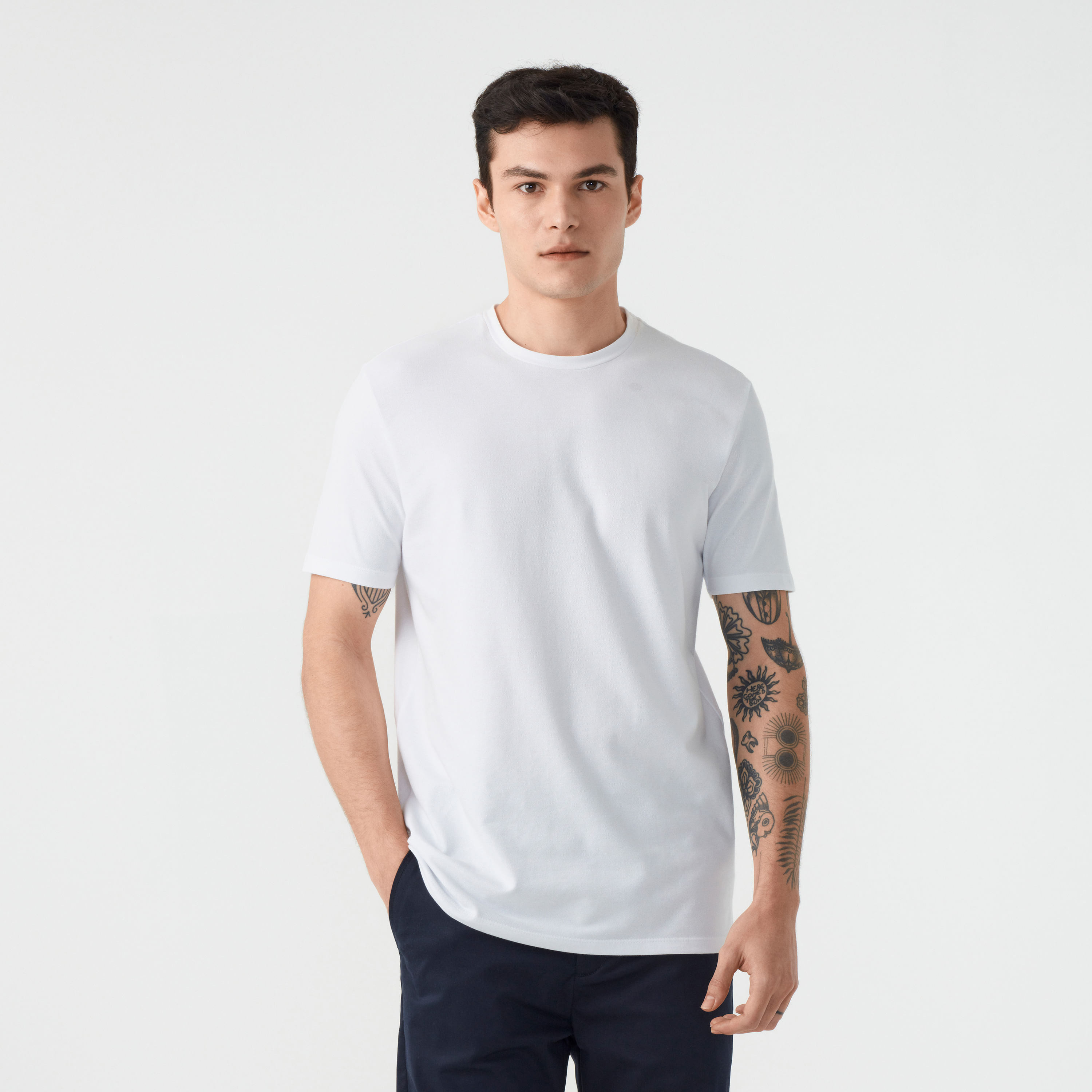 Procurando uma peça básica mas que difere das camisetas lisas? A Camiseta Masculina Piquet Stretch é feita 100% de algodão, uma malha que garante maciez e conforto durante o uso, alta durabilidade e qualidade, não desbotando. Versátil, elegante, atemporal e perfeita para as mais variadas ocasiões.