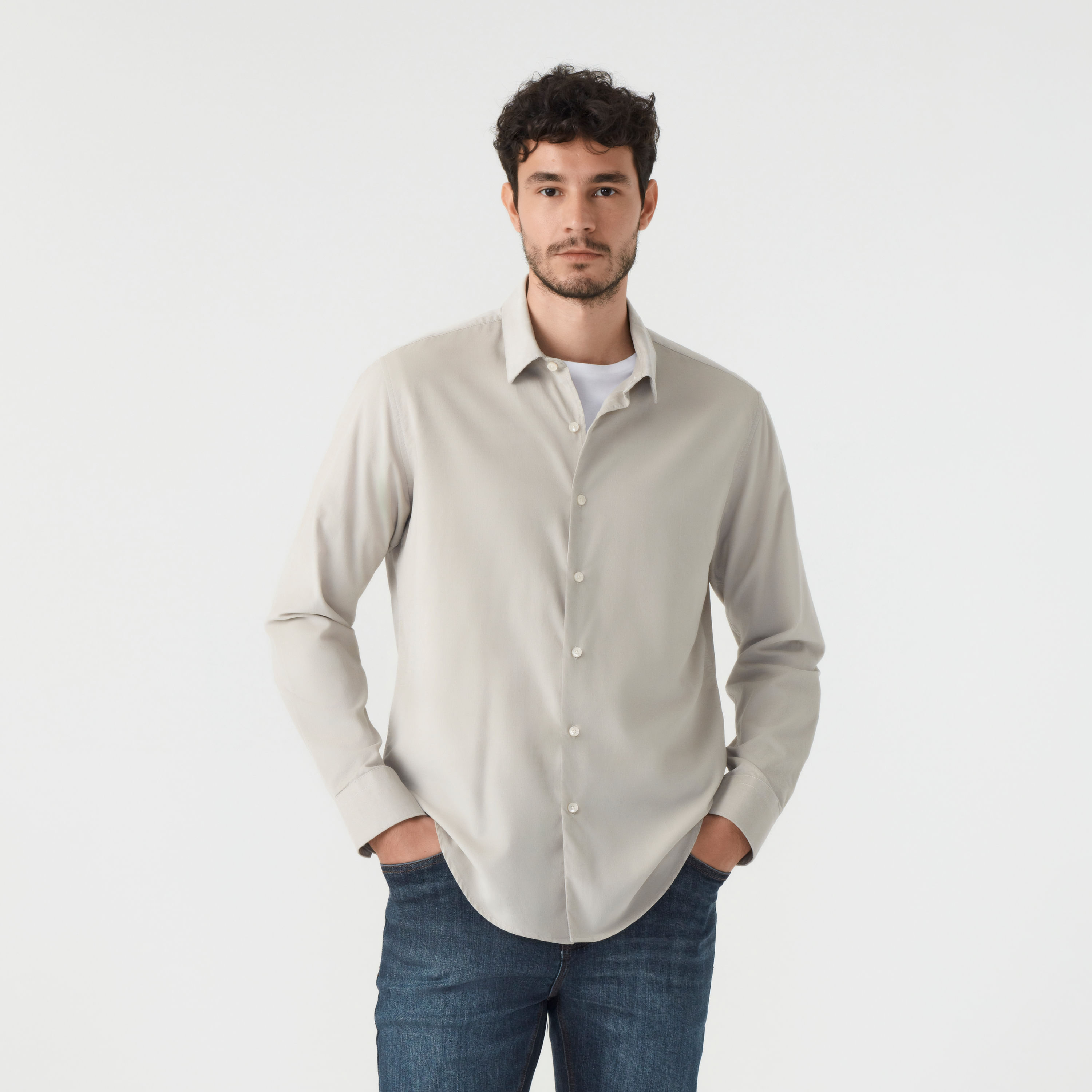 Super leve e perfeita para ser usada durante o ano todo. A Camisa Masculina Manga Longa Veludo possui modelagem clássica com abotoamento frontal, punho com abotoamento duplo, bainha arredondada e gola button down responsável por uma melhor fixação e por um ar mais casual ao visual. Seu tecido em micro cotelê garante toque aveludado e elegância, tornando a peça sinônimo de sofisticação.