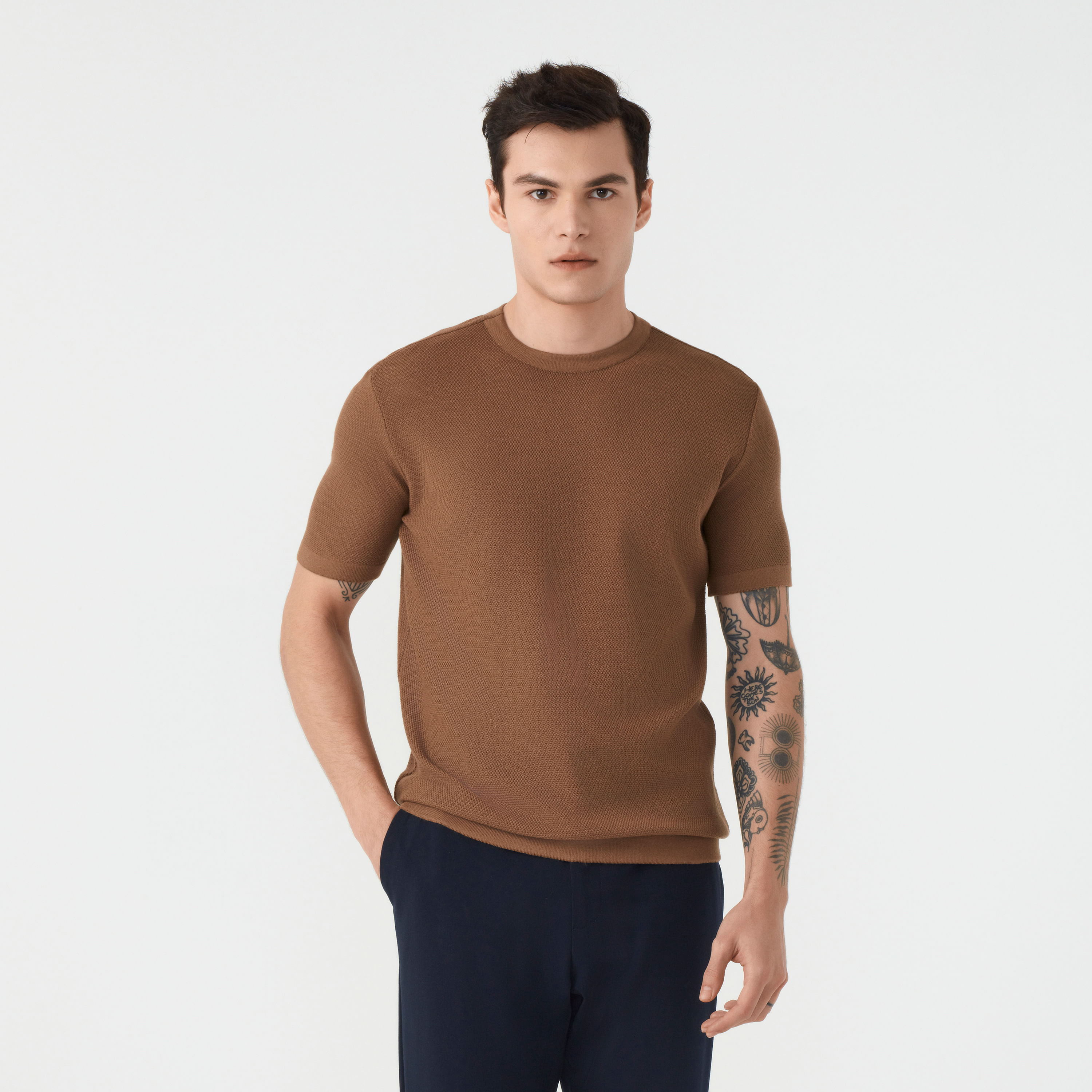 Que tal inovar vestindo uma alternativa prática e elegante às camisetas tradicionais de malha? A Camiseta Masculina Tricot Pin Point Manga Curta é feita com fios de algodão misto e possui textura discreta e gola e bainha largas e caneladas. Um visual moderno e minimalista para quem busca versatilidade.