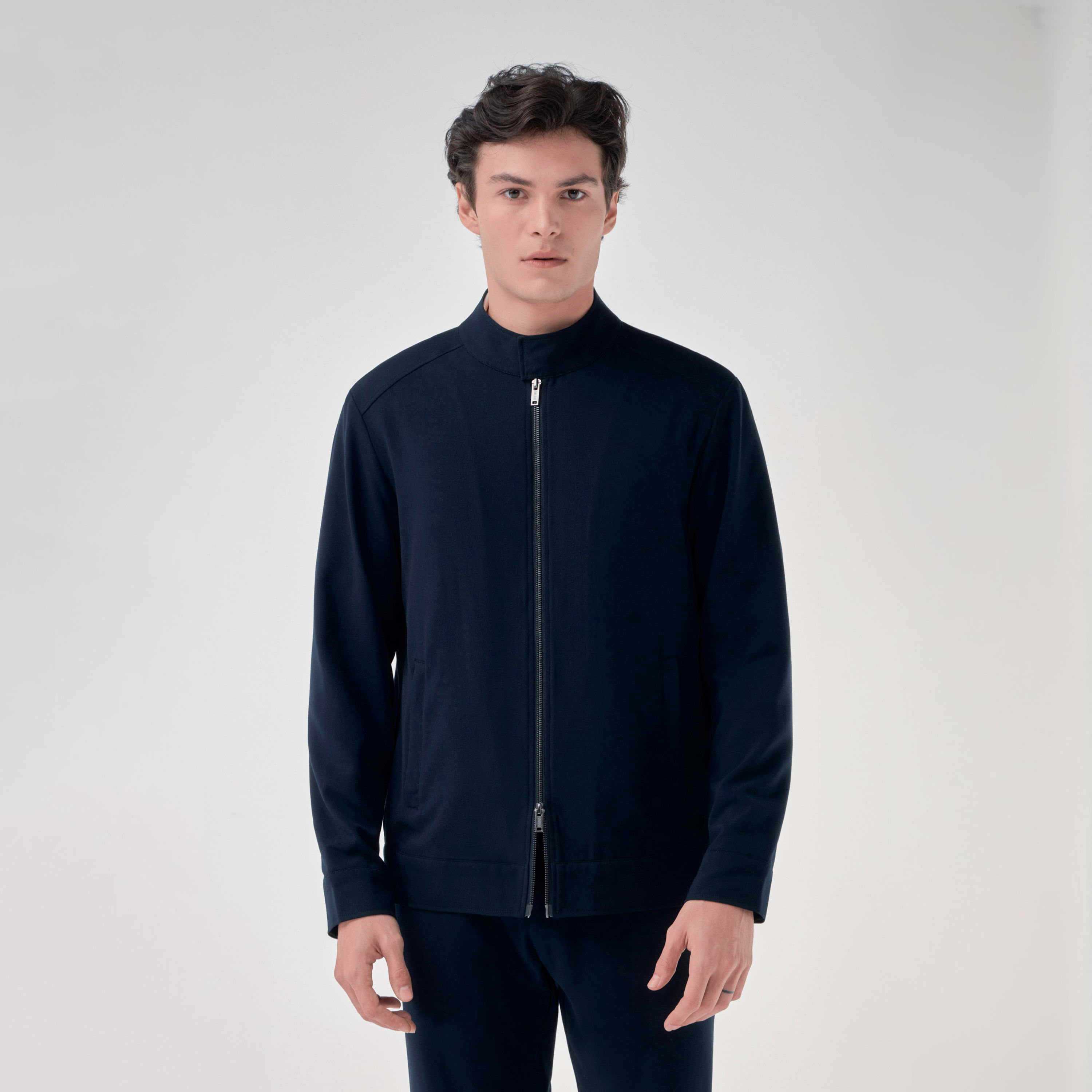 De conforto e elegância a Oficina entende. Feita com o tecido leve e elástico que já se tornou ícone da marca, a Jaqueta Masculina Maleável é a melhor opção para quem quer estar arrumado sem abrir mão da praticidade e do movimento. O resultado é uma peça que une uma das nossas matérias-primas mais desejadas a um corte de alfaiataria impecável. Moderna e versátil, essa jaqueta pode ser usada em combinação com a nossa Calça Maleável ou em outras composições de estilo para elevar qualquer visual.